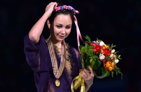 Atleta russa Elizaveta Tuktamysheva recebendo medalha de ouro no Campeonato Mundial de Patinação Artística no Gelo em Xangai de 2015 - Sputnik Brasil
