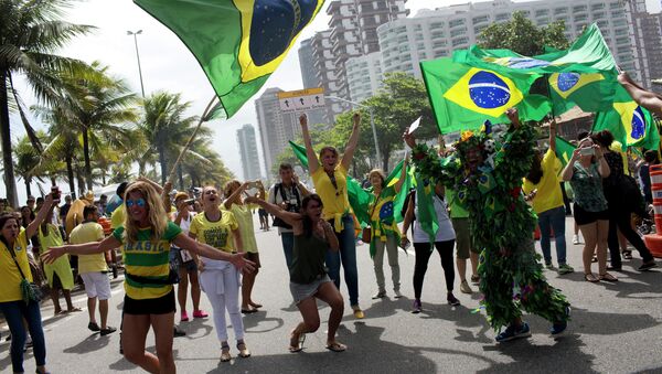 Apoiadores de Jair Bolsonaro celebrando durante segundo turno das eleições presidenciais, 28 de outubro de 2018 - Sputnik Brasil
