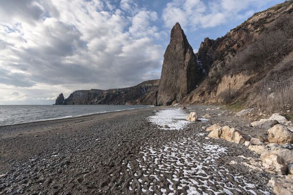 Cabo Fiolent banhado pelo mar Negro na Crimeia, dono de uma intacta, com rochas abruptas e vegetação selvagem - Sputnik Brasil