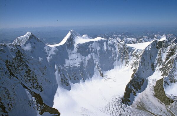 Monte Belukha, dono de 4.506 metros de altitude e 3.343 metros de proeminência topográfica, fica na cordilheira de Altai, no sul da Rússia, perto das fronteiras com a China e Mongólia - Sputnik Brasil