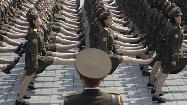 Soldadas norte-coreanas participam de desfile militar em Pyongyang, na Coreia do Norte, para celebrar o 105º aniversário de nascimento de Kim Il-sung, falecido fundador e avô do atual governante Kim Jong-un, 15 de abril de 2017 - Sputnik Brasil