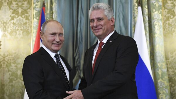 O presidente da Rússia, Vladimir Putin (à esquerda), durante encontro com o presidente de Cuba, Miguel Diaz-Canel Bermudez (à direita) em Moscou. - Sputnik Brasil