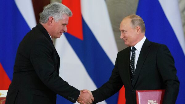 O presidente de Cuba, Miguel Díaz-Canel (à esquerda) e o presidente russo, Vladimir Putin (à direita), após encontro realizado em Moscou. - Sputnik Brasil