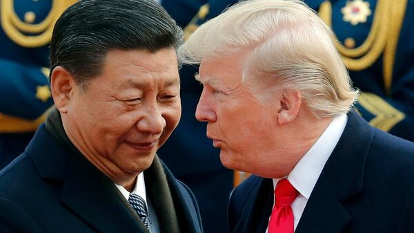 Presidente americano Donald Trump (à direita) e o presidente chinês Xi Jinping (à esquerda) durante encontro (foto de arquivo) - Sputnik Brasil