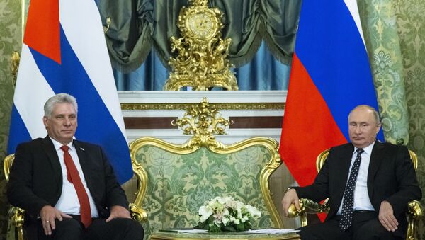 O presidente de Cuba, Miguel Diaz-Canel (à esquerda) e o presidente da Rússia, Vladimir Putin (à direita), durante encontro em Moscou. - Sputnik Brasil