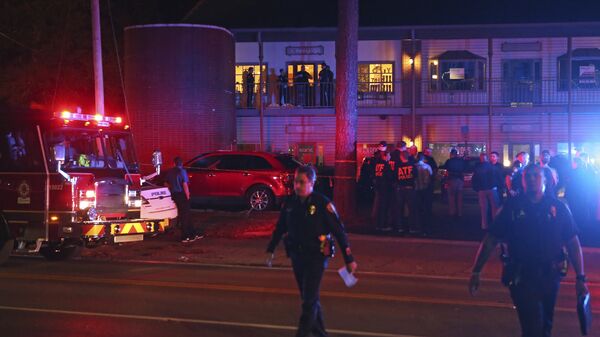Investigadores da polícia dos EUA trabalham na cena de um tiroteio, em Tallahassee, na Flórida, em 2 de novembro de 2018 - Sputnik Brasil