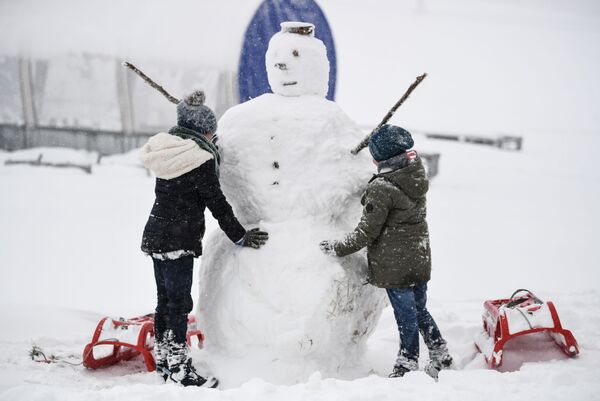 Crianças constroem boneco de neve na Alemanha após nevasca, em 28 de outubro de 2018 - Sputnik Brasil