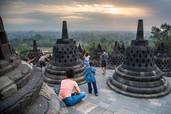Turistas no complexo do templo budista Borobudur na ilha de Java, Indonésia - Sputnik Brasil