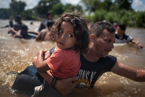 Migrantes hondurenhos dentro da água, passando pelo México e indo na direção à fronteira dos EUA em caravanas, 29 de outubro de 2018 - Sputnik Brasil