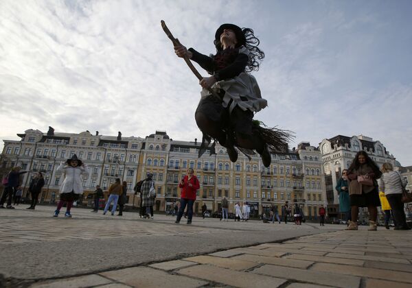 Garota fantasiada de bruxa com vassoura, durante evento Zombie Walk, no centro de Kiev, Ucrânia - Sputnik Brasil