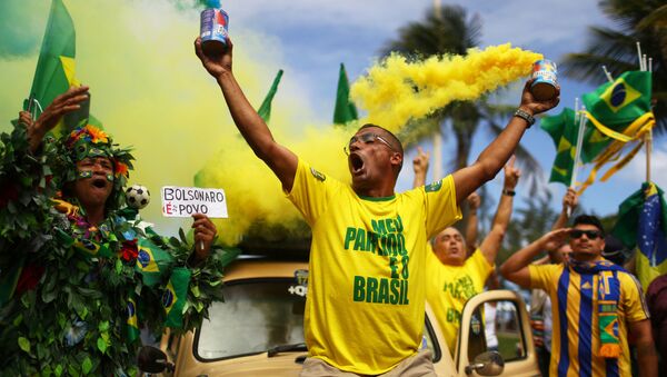 Partidários de Jair Bolsonaro, presidente eleito do Partido Social Liberal (PSL), comemoram durante segundo turno das eleições, no Rio de Janeiro, Brasil, em 28 de outubro de 2018 - Sputnik Brasil