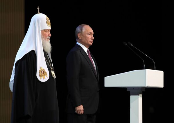 Presidente russo Vladimir Putin e Patriarca de Moscou e Toda a Rússia, Kirill, em sessão plenária - Sputnik Brasil