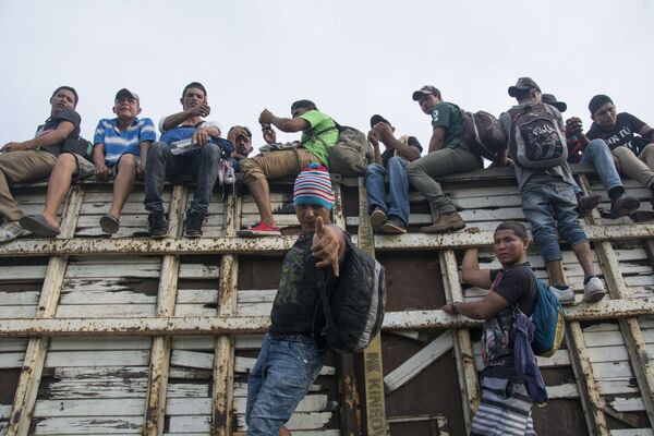 Caravana de migrantes hondurenhos atravessam o México na direção à fronteira dos EUA - Sputnik Brasil