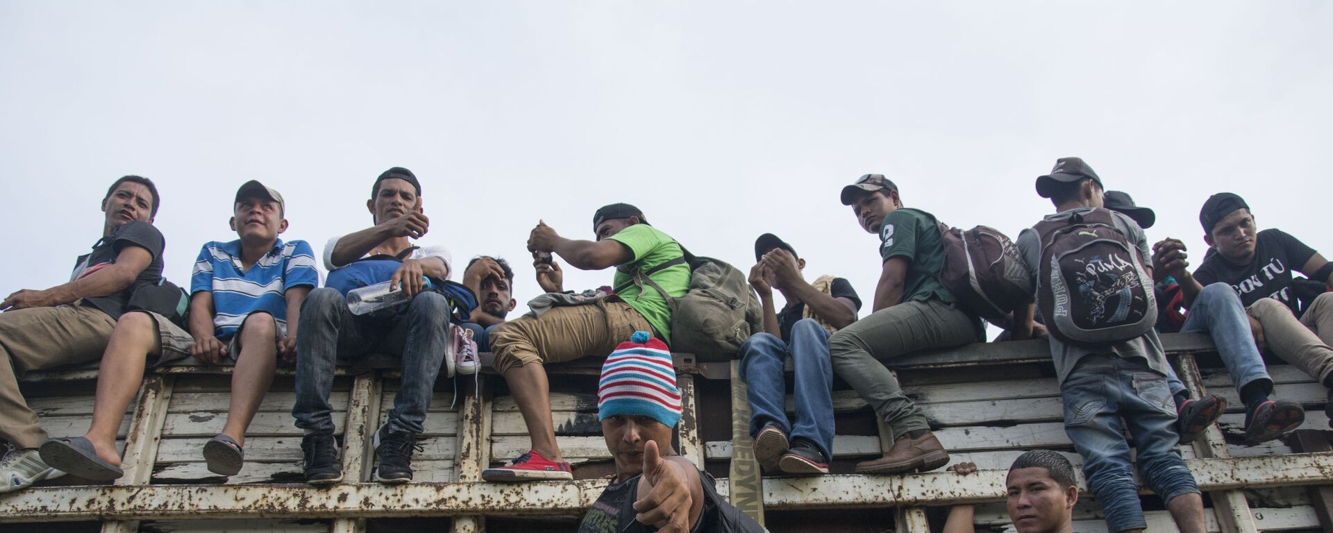Caravana de migrantes hondurenhos atravessam o México na direção à fronteira dos EUA - Sputnik Brasil, 1920, 04.10.2022