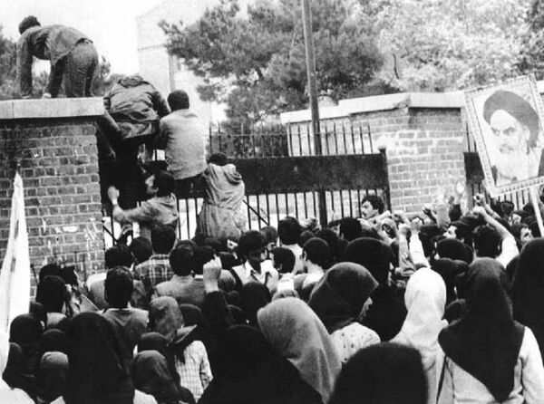 Membros da Associação de Estudantes Muçulmanos tomam o prédio da embaixada estadunidense em Teerã, em 4 de novembro de 1979 - Sputnik Brasil