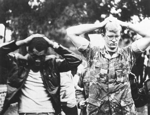 Reféns no dia do ataque contra a embaixada estadunidense em Teerã, em 4 de novembro de 1979 - Sputnik Brasil
