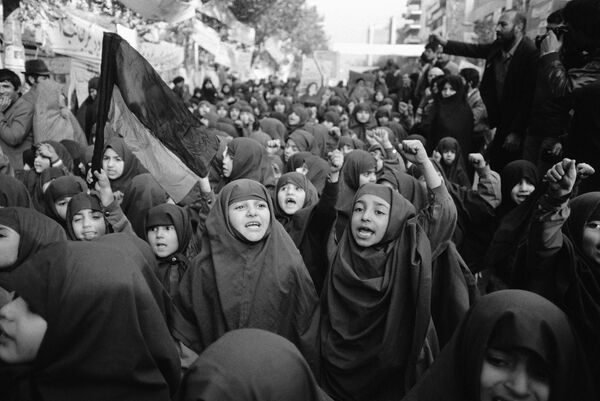 Órfãs protestam perto da embaixada dos EUA em Teerã na sequência da tomada de reféns em 4 de novembro, em 27 de novembro de 1979 - Sputnik Brasil