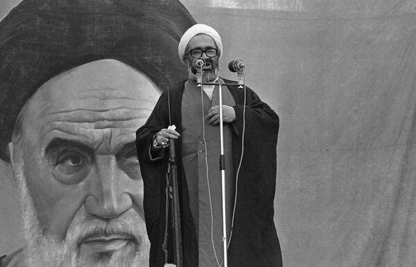 Aiatolá Hussein Ali Montazeri segura um rifle ao afirmar durante um discurso que os reféns não seriam libertados até que o xá Reza Pahlavi fosse entregue ao Irã, em 23 de novembro de 1979 - Sputnik Brasil