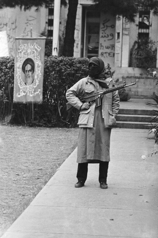 Estudante armado iraniano efetua patrulhamento da embaixada estadunidense em Teerã, onde estão retidos os reféns, em 29 de novembro de 1979 - Sputnik Brasil