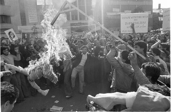 Manifestantes iranianos queimam um boneco do Tio Sam perto da embaixada dos EUA em Teerã na sequência da tomada de reféns em 4 de novembro, em 9 de novembro de 1979 - Sputnik Brasil