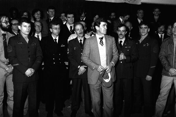 52 reféns libertados da embaixada estadunidense em Teerã chegam no hospital, em 1981 - Sputnik Brasil