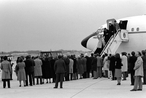 Reféns tomados na embaixada estadunidense em Teerã regressam para os EUA, em 27 de janeiro de 1981 - Sputnik Brasil