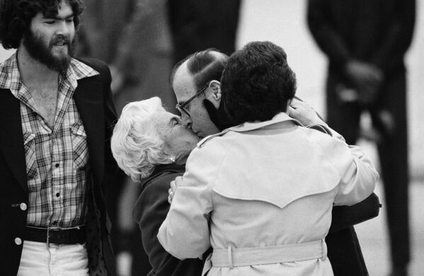 Refém libertado da embaixada estadunidense em Teerã, Richard Morefield, se encontra com sua mãe em Washington, em 27 de janeiro de 1981 - Sputnik Brasil