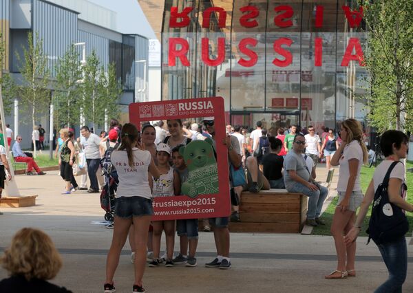 Público visita o pavilhão da Rússia durante a EXPO 2015, em Milão - Sputnik Brasil