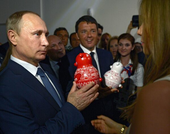Presidente da Rússia Vladimir Putin e o primeiro-ministro da Itália Matteo Renzi visitam o pavilhão da Rússia durante a EXPO 2015, em Milão - Sputnik Brasil