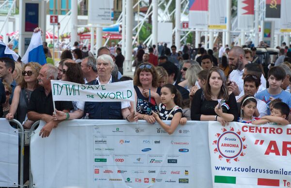 Público acompanha a inauguração do dia nacional da Rússia durante a EXPO 2015, em Milão - Sputnik Brasil
