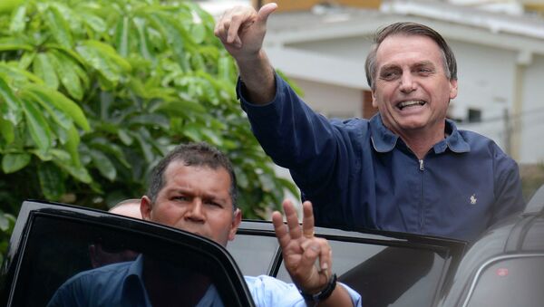 Jair Bolsonaro cumprimenta apoiadores na saída de sua casa, na Barra da Tijuca, zona oeste da capital fluminense - Sputnik Brasil