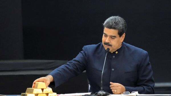 Presidente da Venezuela, Nicolás Maduro, toca barras de ouro enquanto fala durante reunião com ministros responsáveis pelo setor econômico no Palácio de Miraflores, em Caracas, Venezuela, 22 de março de 2018 - Sputnik Brasil
