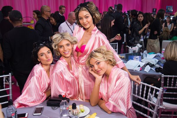 Anjinhas da Victoria's Secret posam para foto nos bastidores antes do show em Nova York, 10 de novembro de 2015 - Sputnik Brasil