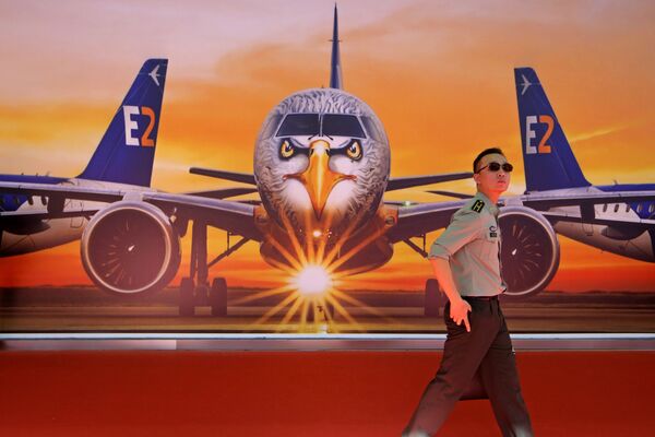 Pôster com avião da Embraer E190-E2, que está na Exposição Internacional de Aviação & Aeroespacial da China 2018 - Sputnik Brasil
