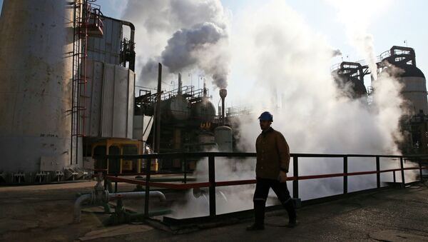Um operário entra na refinaria de petróleo de Teerã, ao sul da capital. - Sputnik Brasil