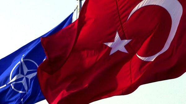 Uma bandeira turca tremula em frente à bandeira da OTAN - Sputnik Brasil
