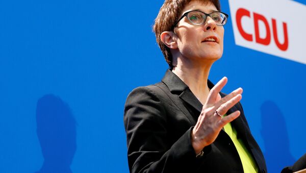 A correligionária da chanceler Angela Merkel, Annegret Kramp-Karrenbauer, discursa em coletiva de imprensa para promover sua candidatura à liderança da CDU. - Sputnik Brasil