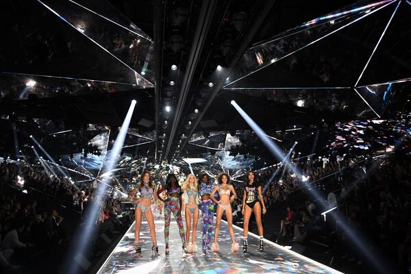 Modelos Lorena Rae, Duckie Thot, Frida Aasen, Leomie Anderson e Alanna Arrington da Victoria's Secret durante o evento de moda mais visto de 2018, cuja realização custou 12 milhões de dólares (R$ 45 milhões) - Sputnik Brasil