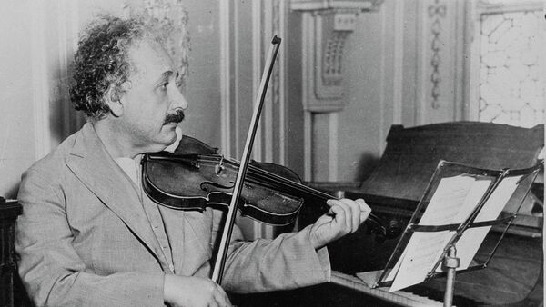 Albert Einstein tocando violino, data e local desconhecido - Sputnik Brasil