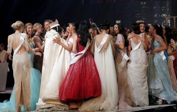 Competidoras se abraçam depois da cerimônia do 58º concurso Miss Beleza Internacional 2018, em Tóquio, em 9 de novembro de 2018 - Sputnik Brasil