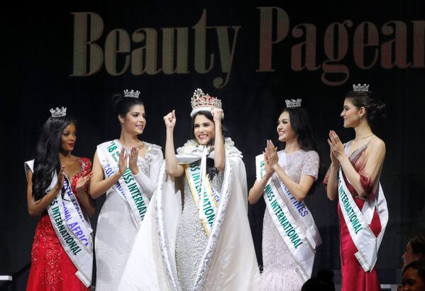 Miss Beleza Internacional 2018, a venezuelana Mariem Claret Velazco Garcia, rodeada de finalistas durante a final do concurso em Tóquio, em 9 de novembro de 2018 - Sputnik Brasil