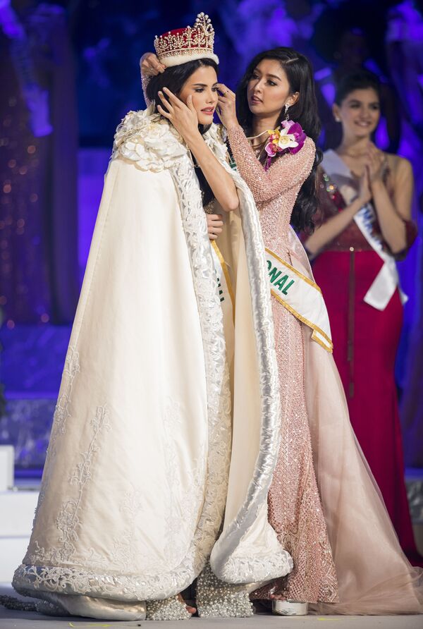 Miss Venezuela, Mariem Claret Velazco Garcia, recebe a coroa da vencedora anterior, Kevin Lilliana, durante o concurso Miss Beleza Internacional 2018, em Tóquio, em 9 de novembro de 2018 - Sputnik Brasil
