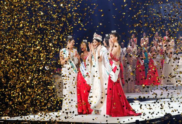 Miss Beleza Internacional 2018, a venezuelana Mariem Claret Velazco Garcia, rodeada de finalistas durante a final do concurso em Tóquio, em 9 de novembro de 2018 - Sputnik Brasil