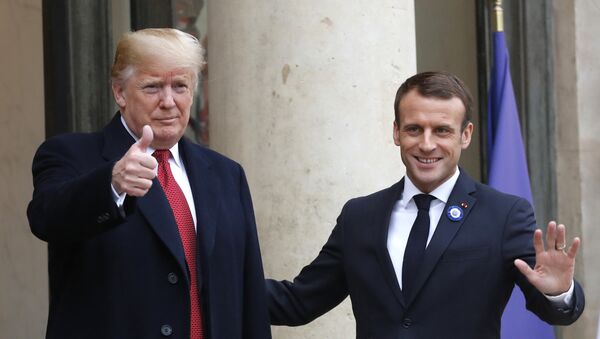 Presidente francês Emmanuel Macron, à direita, e presidente americano Donald Trump - Sputnik Brasil