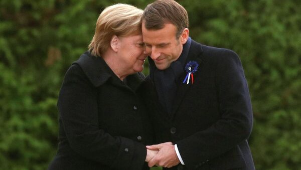 O presidente da França, Emmanuel Macron, e a chanceler da Alemanha, Angela Merkel, participaram da inauguração de uma placa para a reconciliação entre os dois países. - Sputnik Brasil