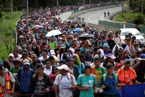 Caravana de migrantes da América Central se dirige para a fronteira entre o México e os EUA - Sputnik Brasil