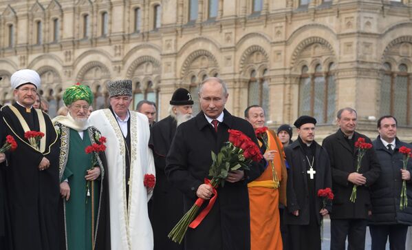 Vladimir Putin participa dos eventos comemorativos no Dia da Unidade do Povo, em 4 de novembro de 2018, junto de altos representantes das diferentes religiões, em Moscou - Sputnik Brasil