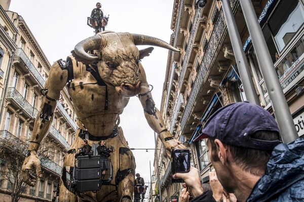 Gigantesco minotauro guiado Asterion instalado em uma rua da cidade francesa de Toulouse no âmbito do show Le Gardien du Temple - Sputnik Brasil