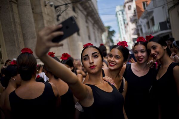 Dançarinas de flamenco tiram selfie durante o Festival Internacional de Balé que teve lugar em Havana, Cuba - Sputnik Brasil