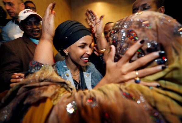 Ilhan Omar recebe cumprimentos de sua família e amigos ao se tornar a primeira legisladora americana de origem somali eleita para o cargo nos Estados Unidos - Sputnik Brasil